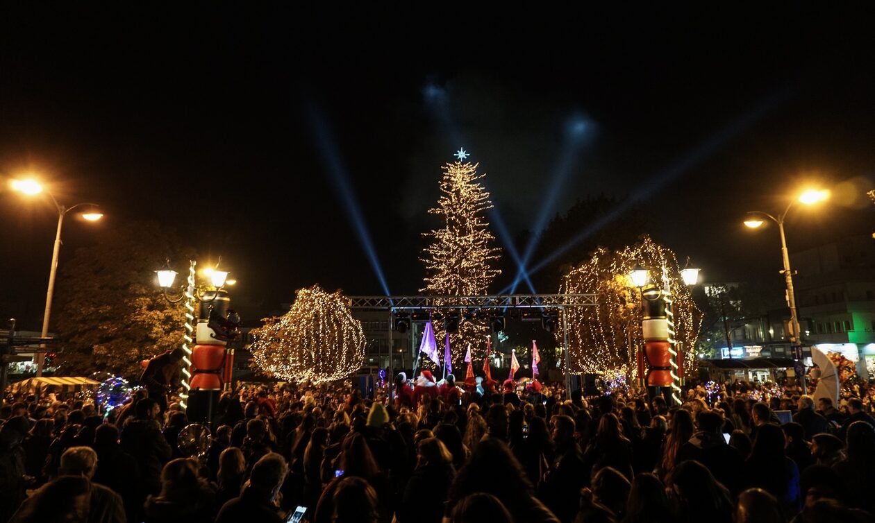Σε εορταστικούς ρυθμούς τα Τρίκαλα: Φωταγωγήθηκε το μεγαλύτερο Χριστουγεννιάτικο δέντρο της χώρας