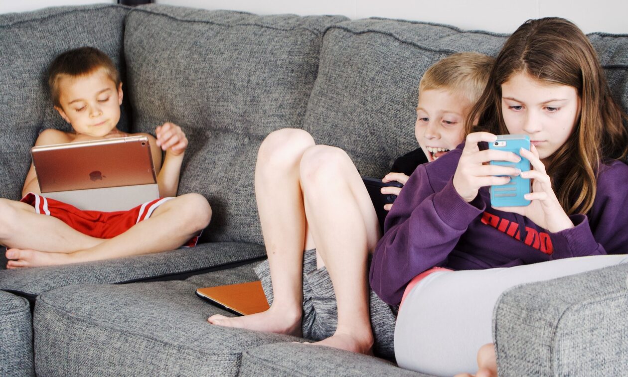 Ειδικός εξηγεί στο Newsbomb.gr πώς οι έξυπνες συσκευές «μπλοκάρουν» τον εγκέφαλο των παιδιών