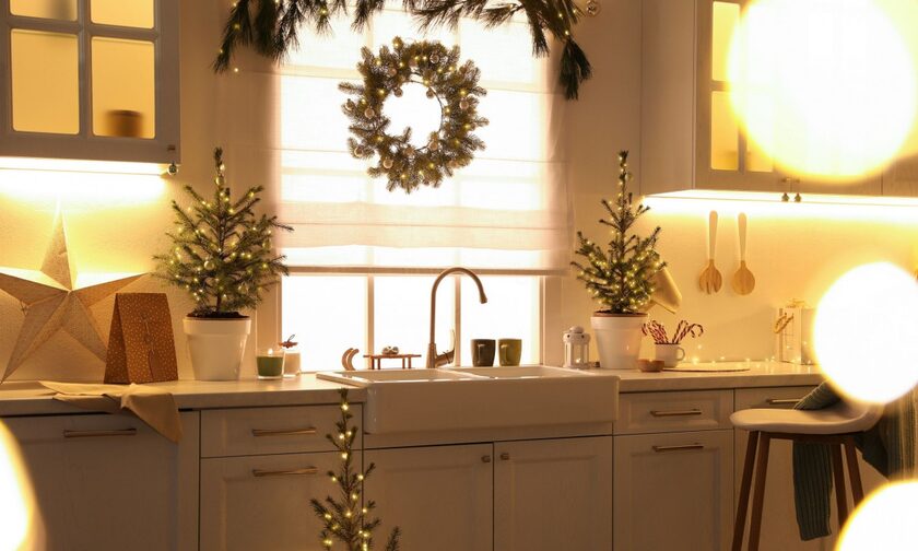 Χριστουγεννιάτικη διακόσμηση παράθυρου κουζίνας