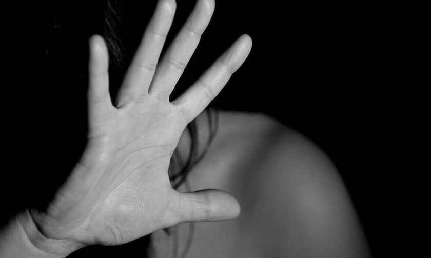 Η γραμμή SOS για τη βία κατά των γυναικών - Τι λένε ψυχολόγοι και κοινωνικοί λειτουργοί