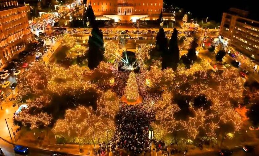 Φωταγωγήθηκε το Χριστουγεννιάτικο Δέντρο στο Σύνταγμα - Η Αθήνα φόρεσε τα γιορτινά της