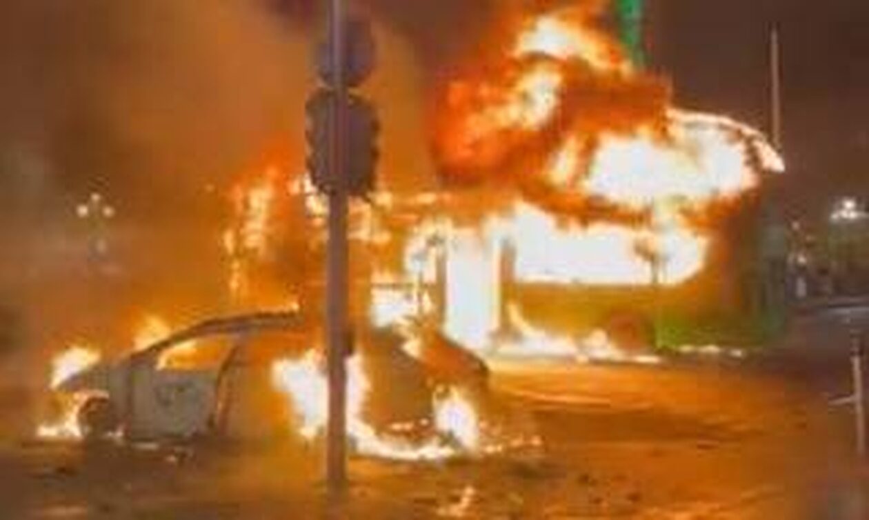 Δουβλίνο: Σοβαρά επεισόδια μετά την επίθεση άνδρα με μαχαίρι – Οχήματα «τυλίχθηκαν» στις φλόγες