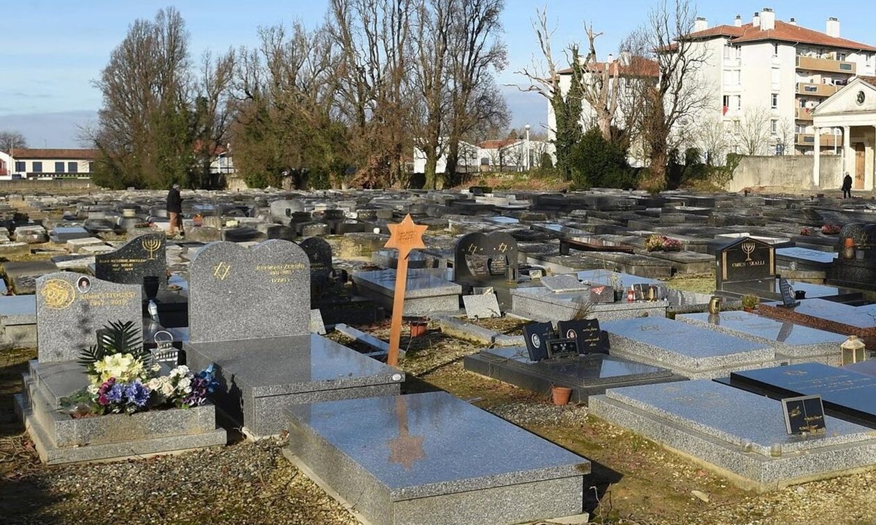 Βέλγιο: Τουλάχιστον 85 τάφοι βεβηλώθηκαν στο εβραϊκό τμήμα νεκροταφείου του Σαρλερουά