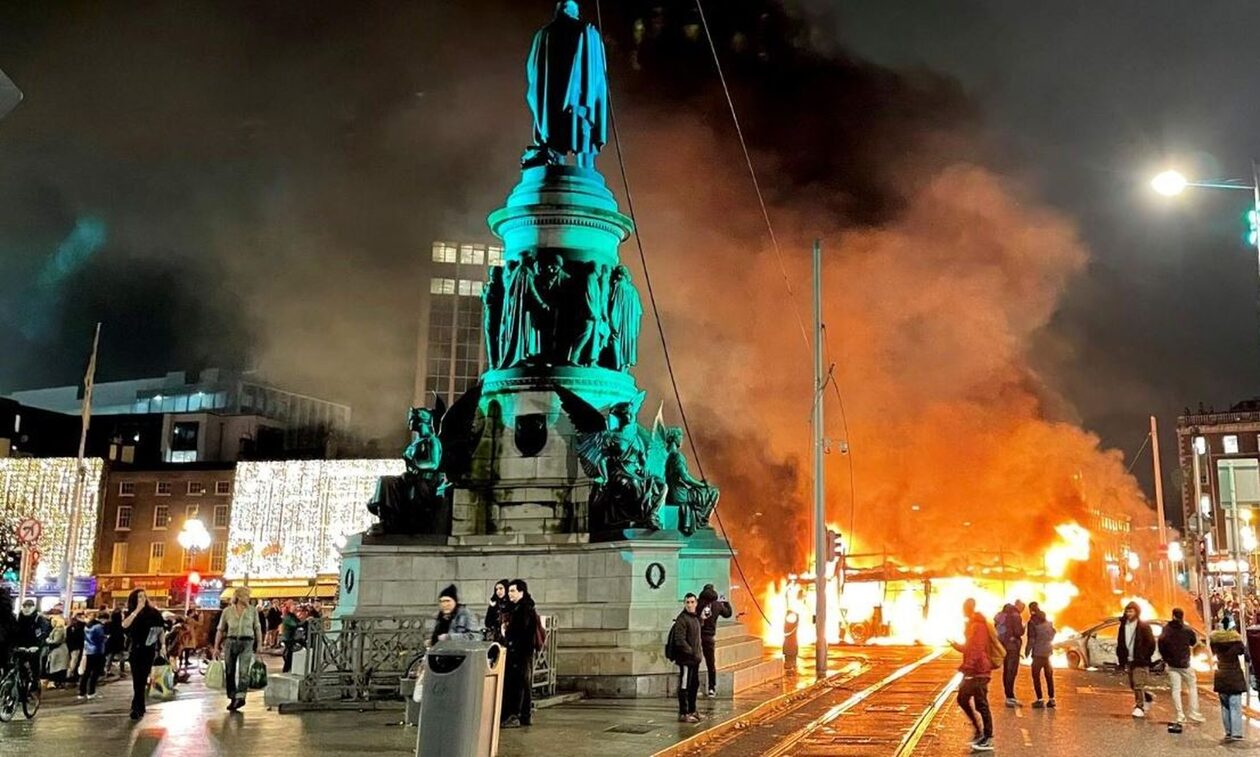Στις «φλόγες» το Δουβλίνο: Βίαιες διαδηλώσεις μετά τον τραυματισμό παιδιών σε επίθεση με μαχαίρι