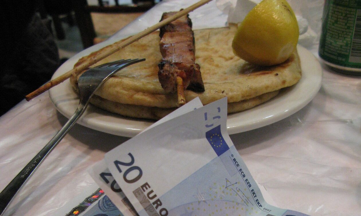 Ακρίβεια: Σουβλάκι μόνο για τη «μυρωδιά» ...«Καλπάζει» προς τα 4 ευρώ