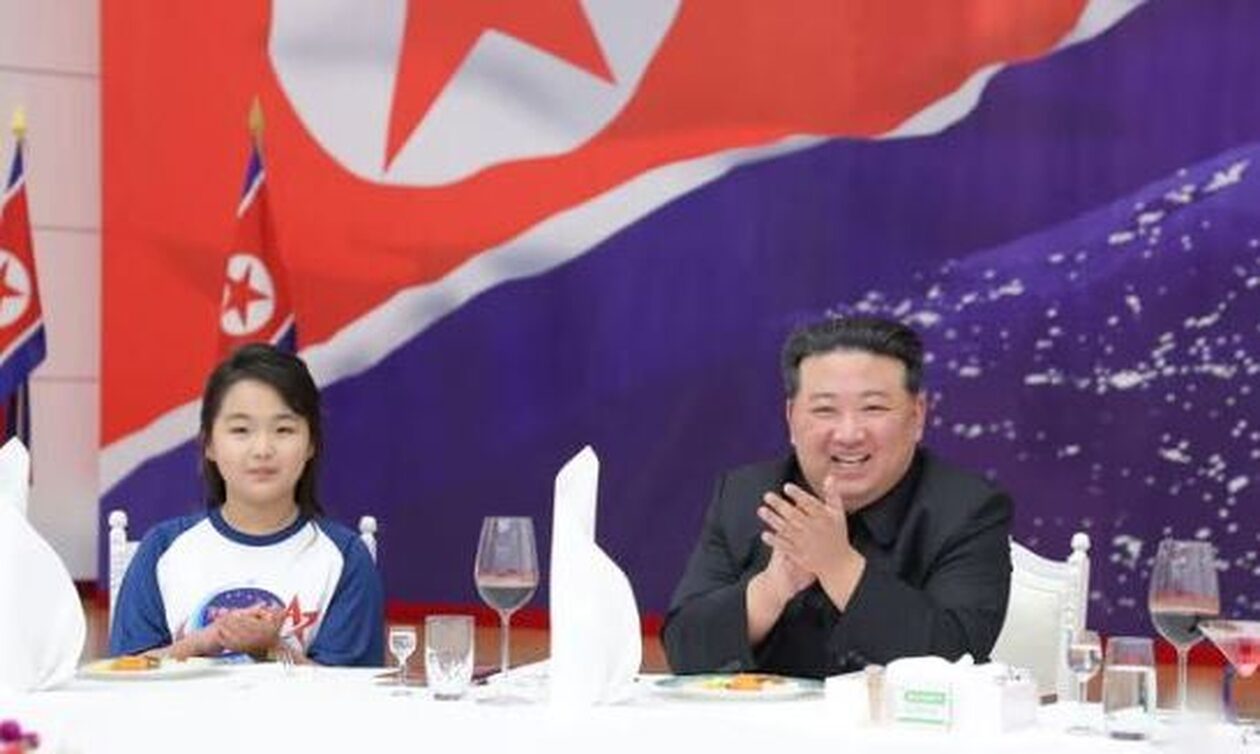 Κιμ Γιονγκ Ουν: Χαμογελαστός σε «πάρτι» για την εκτόξευση δορυφόρου μαζί με την κόρη του