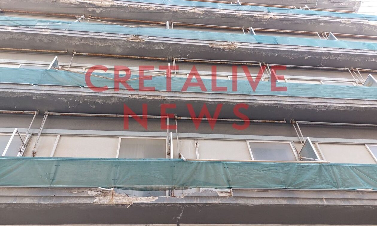 Συναγερμός στο Ηράκλειο: «Κατέρρευσε» μπαλκόνι σε κεντρικό δρόμο της πόλης