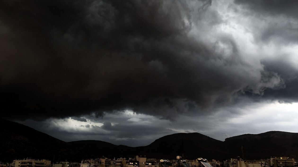 Ισχυρή καταιγίδα «ξύπνησε» τα ξημερώματα την Αττική: Βροχή, αστραπές, βροντές και θυελλώδεις άνεμοι
