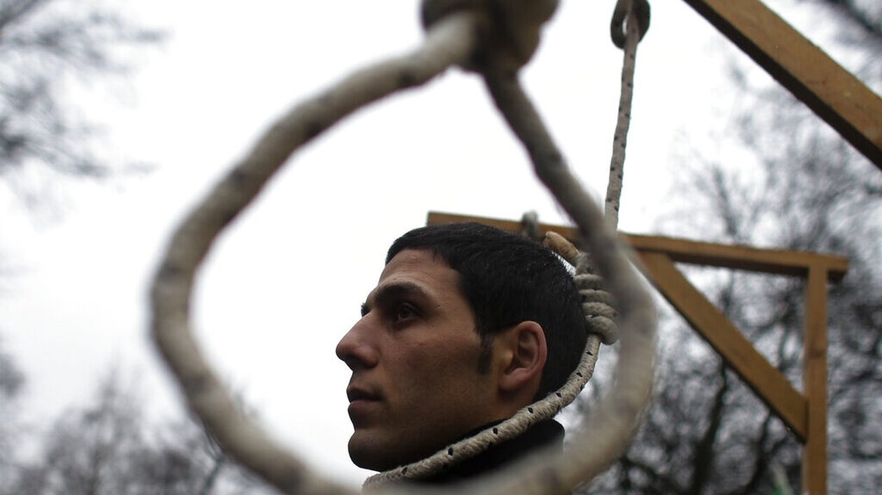 Ιράν: Απαγχονίστηκε 17χρονος που είχε καταδικαστεί σε θάνατο για φόνο