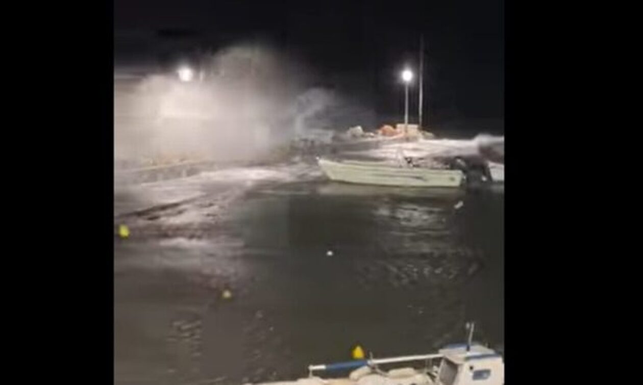 Σύρος: Η θάλασσα βγήκε στη στεριά στην παραλία του Γαλησσά - Ισχυροί άνεμοι 11 μποφόρ στο νησί