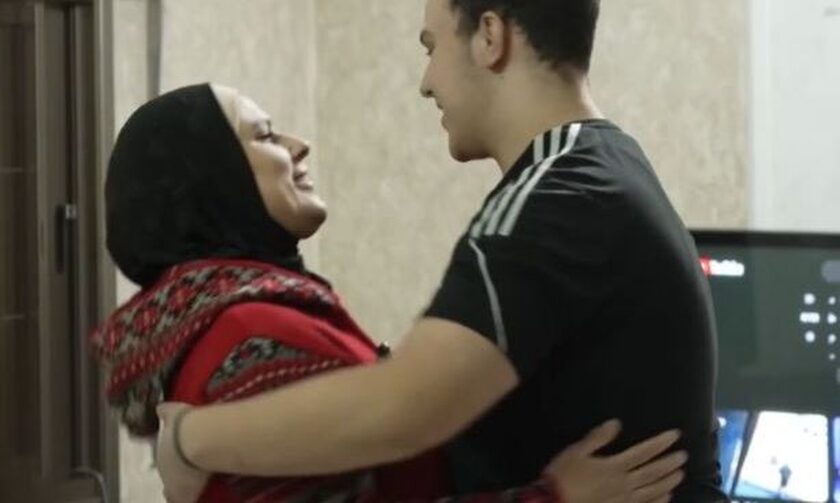 Μητέρα αγκαλιάζει τον γιό της μετά την απελευθέρωσή του