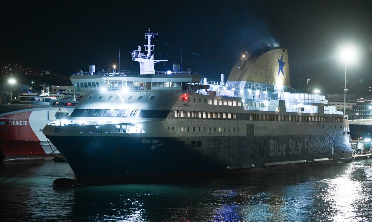 Νάξος: Πλοίο προσέκρουσε στο λιμάνι - Εγκλωβισμένοι 411 επιβάτες