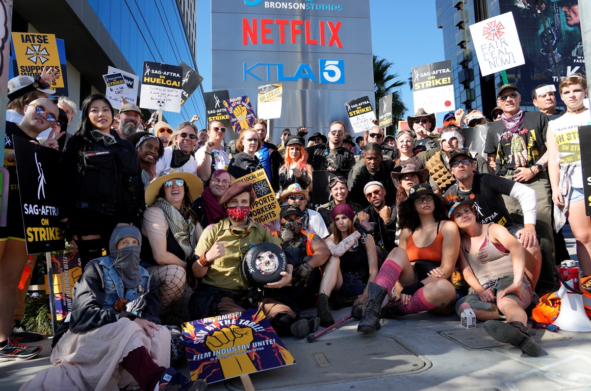Tα μέλη του σωματείου SAG-AFTRA έξω από τα στούντιο του Netflix