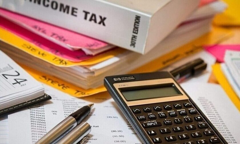 Ελεύθεροι επαγγελματίες: Τι αλλάζει στη φορολόγηση - Μειώνεται στο μισό το τέλος επιτηδεύματος