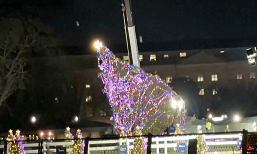 ΗΠΑ: Έπεσε το χριστουγεννιάτικο δέντρο μπροστά από τον Λευκό Οίκο λόγω των ισχυρών ανέμων