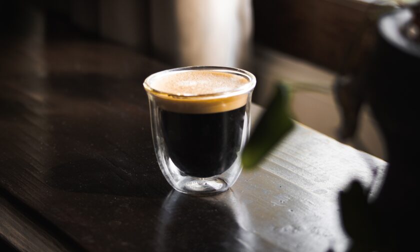 Καφές: Το… ελληνικό παράξοδο – Κοστίζει φθηνότερα σε μαγαζιά από ό,τι στα σούπερ μάρκετ