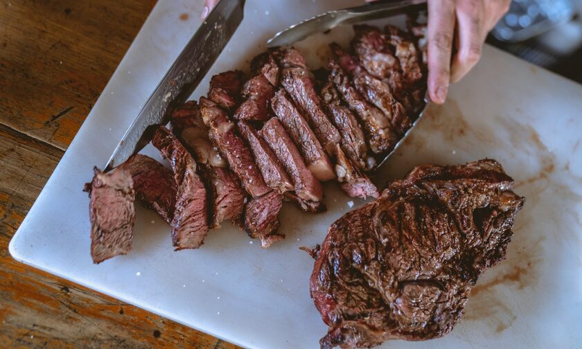 Ακόμα μία έρευνα δείχνει ότι οι άντρες δεν μπορούν να κόψουν το κρέας