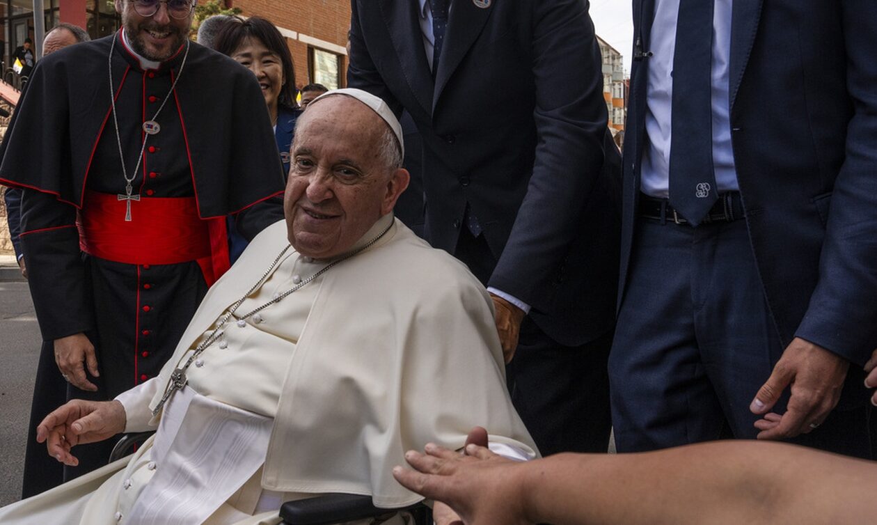 Πάπας Φραγκίσκος: «Όπως βλέπετε είμαι ζωντανός...» - Το χιούμορ με τη βρογχίτιδα που τον ταλαιπωρεί