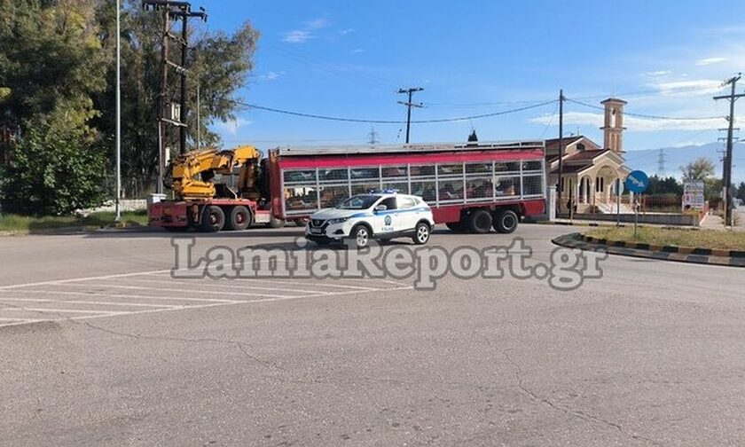 Λαμία: Φορτηγό «έχασε» τα συγκρουόμενα που κουβαλούσε στον κόμβο Αγίου Τρύφωνα