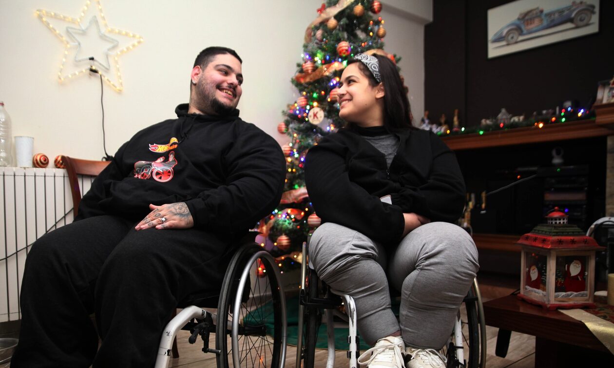 Ο Κώστας και η Ραφαέλα μιλούν ανοιχτά στο Newsbomb.gr για τη ζωή των ατόμων με αναπηρία