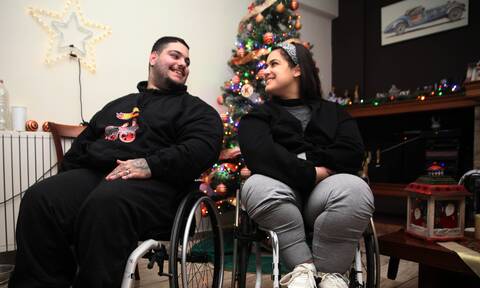 Ο Κώστας και η Ραφαέλα μιλούν ανοιχτά στο Newsbomb.gr για τη ζωή των ατόμων με αναπηρία
