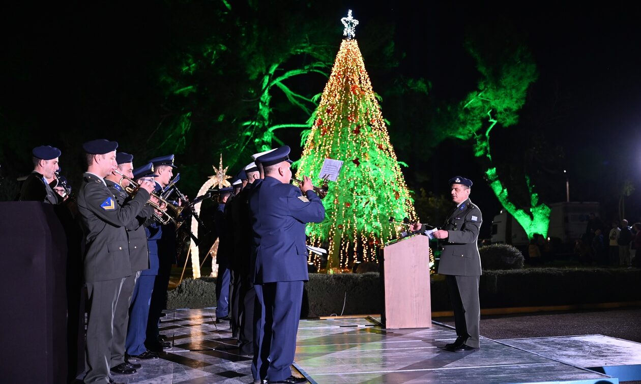 Φωταγωγήθηκε το χριστουγεννιάτικο δένδρο στο υπουργείο Εθνικής Άμυνας