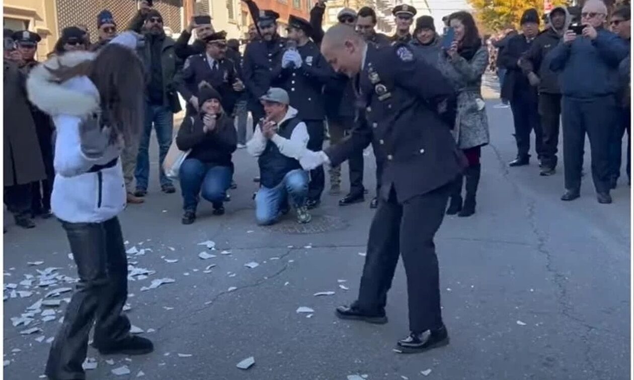 Ομογενής αστυνομικός στη Νέα Υόρκη παίρνει σύνταξη και το γιορτάζει με… ζεϊμπέκικο