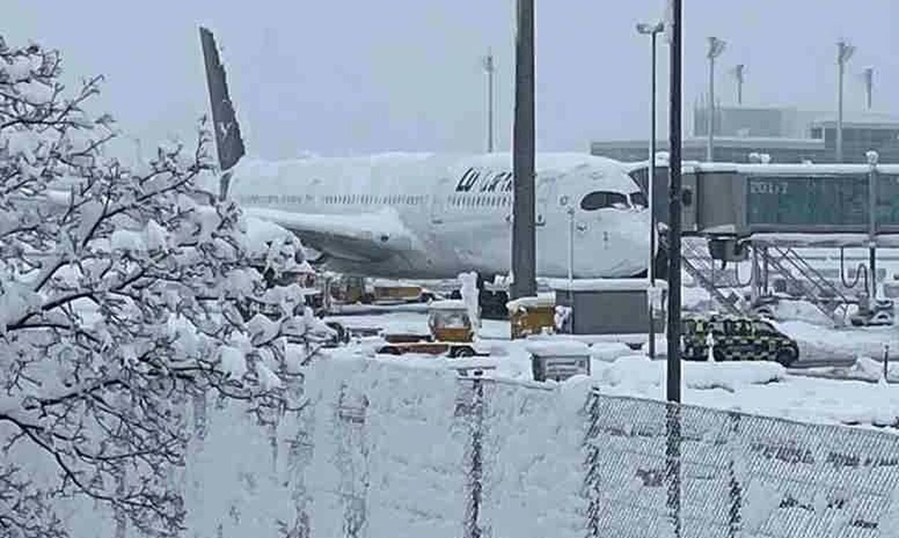 Γερμανία: Προβλήματα στο Μόναχο από το χιόνι με «κολλημένα» αεροπλάνα και τρένα (εικόνες + βίντεο)