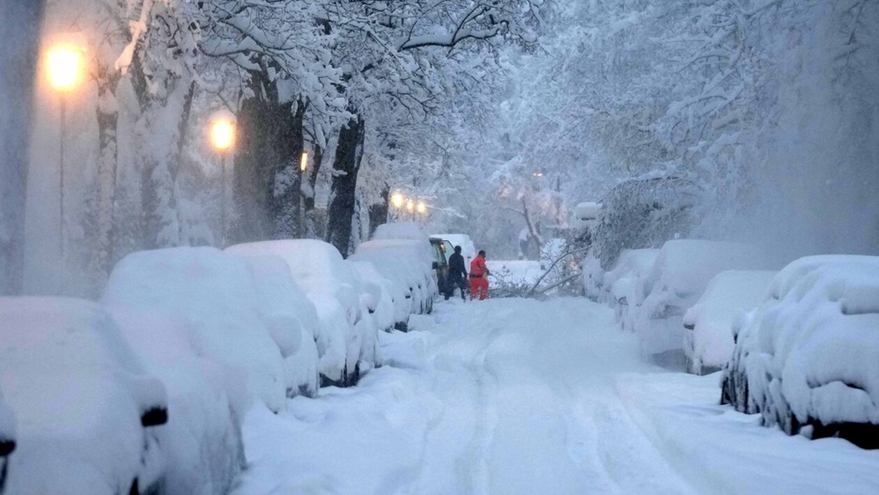 Γερμανία: Πρωτοφανής χιονόπτωση στο Μόναχο - Συνεχίζονται τα προβλήματα σε όλη τη χώρα