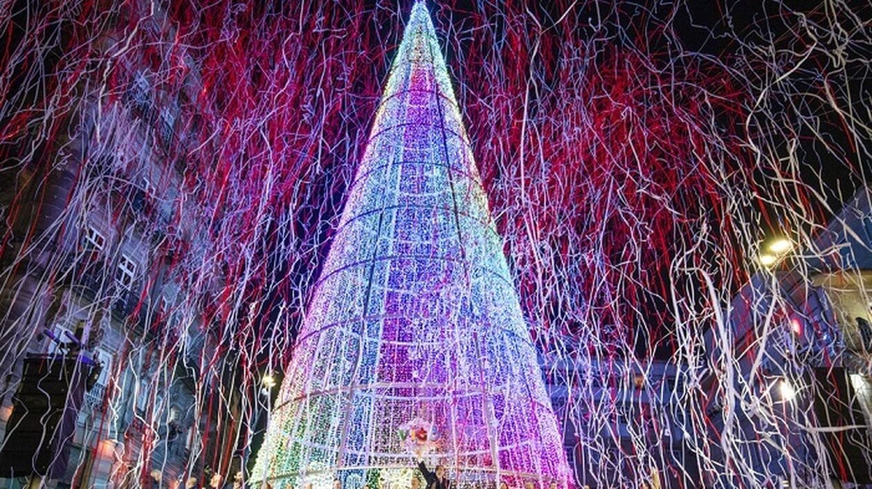 Χριστούγεννα ανά τον κόσμο: Μαγικές εικόνες από τη φωταγώγηση δέντρων και πόλεων