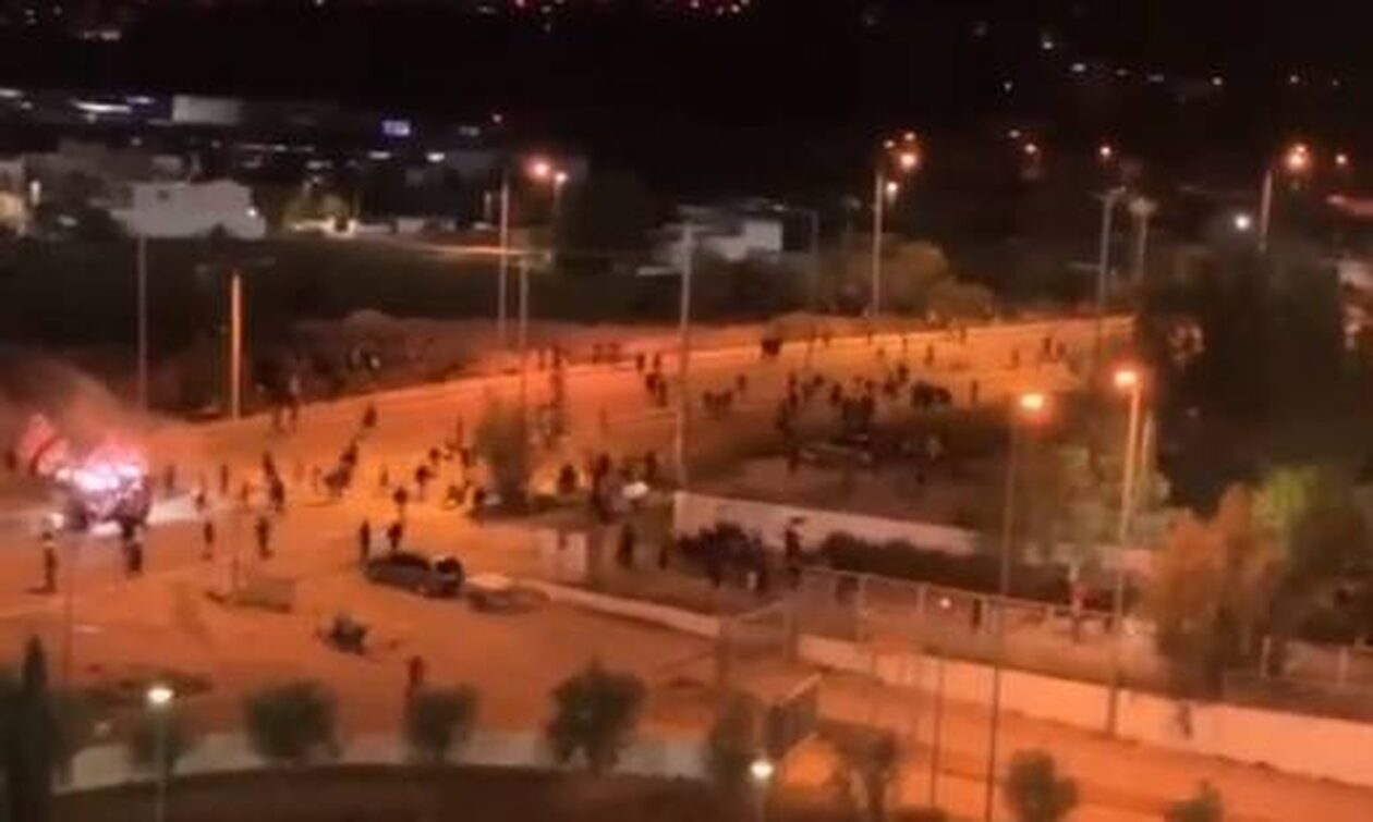 Super League, Βόλος – Ολυμπιακός: Ξύλο οπαδών με την αστυνομία κι έξω από το Πανθεσσαλικό (video)