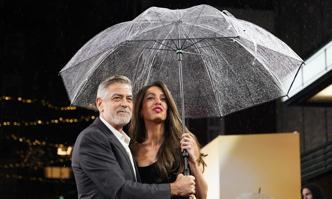 «Iππότης» ο Τζορτζ Κλούνεϊ: Κράτησε ομπρέλα για να μη βραχεί η αγαπημένη του
