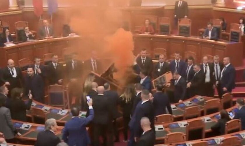 Αλβανία: Επεισόδια και φωτοβολίδες στη Βουλή από υποστηρικτές του Μπερίσα