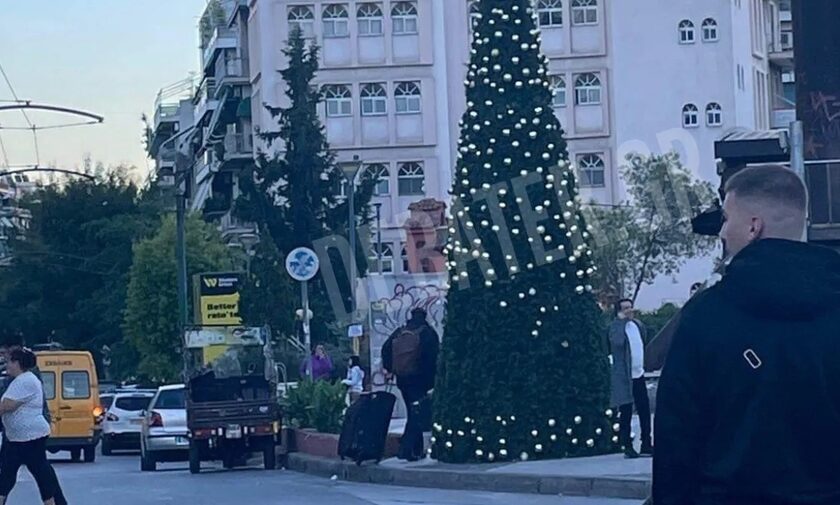«Έγδυσαν» ξανά χριστουγεννιάτικο δέντρο στο κέντρο της Αθήνας – Αυτή τη φορά στα Πατήσια