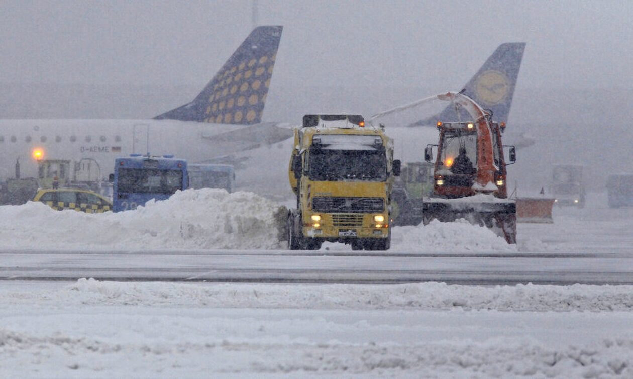 Ταλαιπωρία δίχως τέλος για τους ταξιδιώτες στο Μόναχο - Κλειστό και αύριο το αεροδρόμιο λόγω χιονιά
