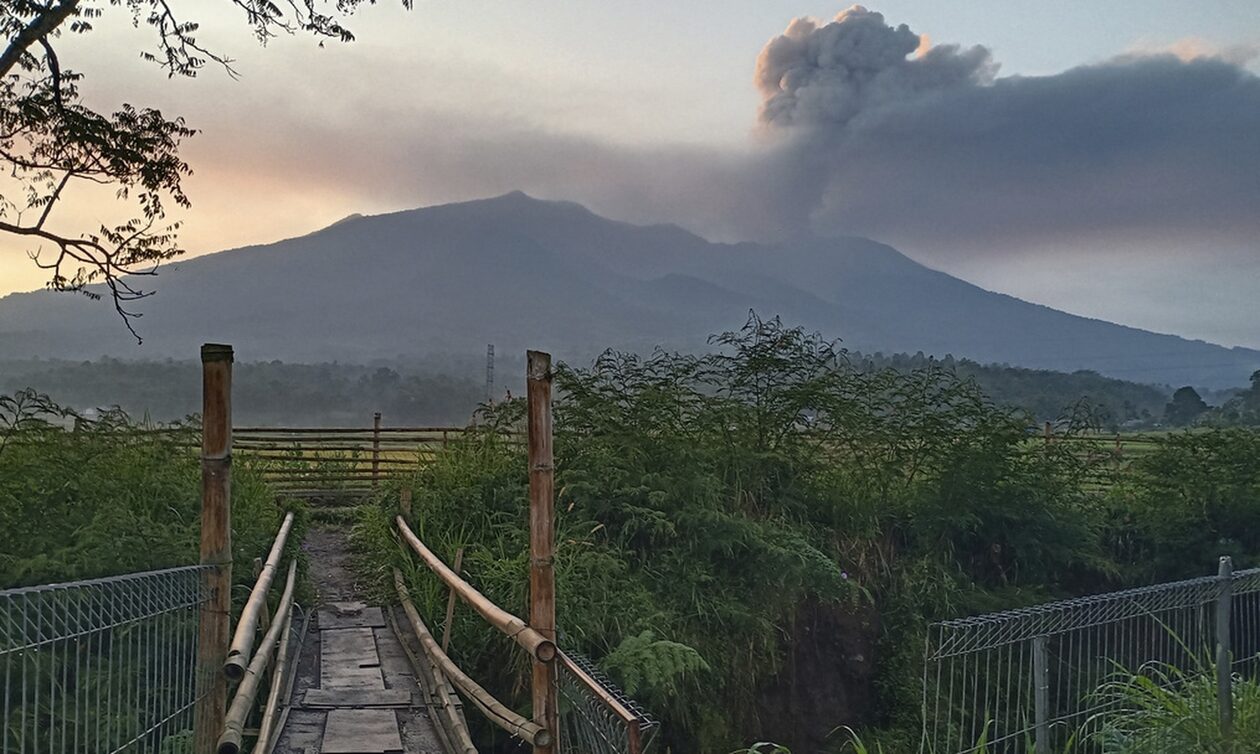 Έκρηξη ηφαιστείου στην Ινδονησία: Mάχη για τον εντοπισμό 10 αγνοουμένων  - Το βίντεο που σοκάρει