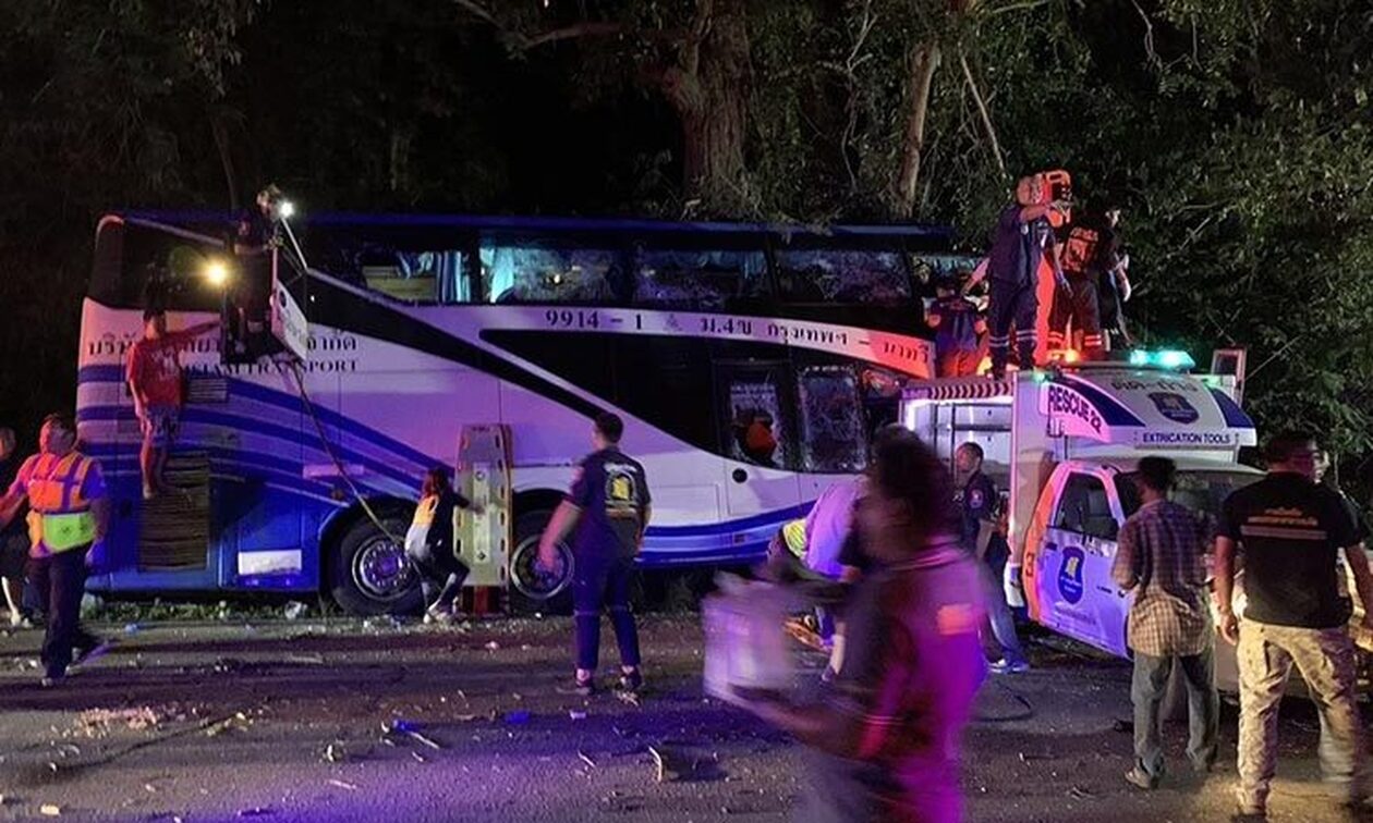 Τραγωδία στην Ταϊλάνδη: Λεωφορείο έπεσε σε δέντρο και κόπηκε στα δύο - Τουλάχιστον 14 νεκροί