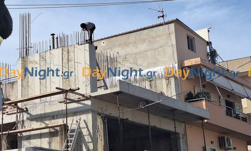 Οικοδόμος στην Κρήτη εργάζεται σε τσιμεντοκολόνα 2ου ορόφου χωρίς κανένα μέτρο ασφαλείας