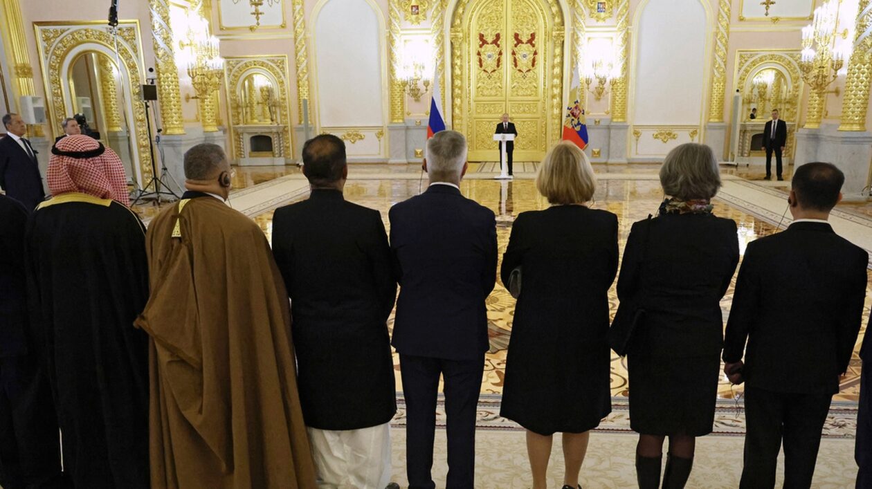 Συνεχίζει να κρατάει… αποστάσεις ο Πούτιν: Στα 20 μέτρα υποδέχθηκε τους νέους πρεσβευτές