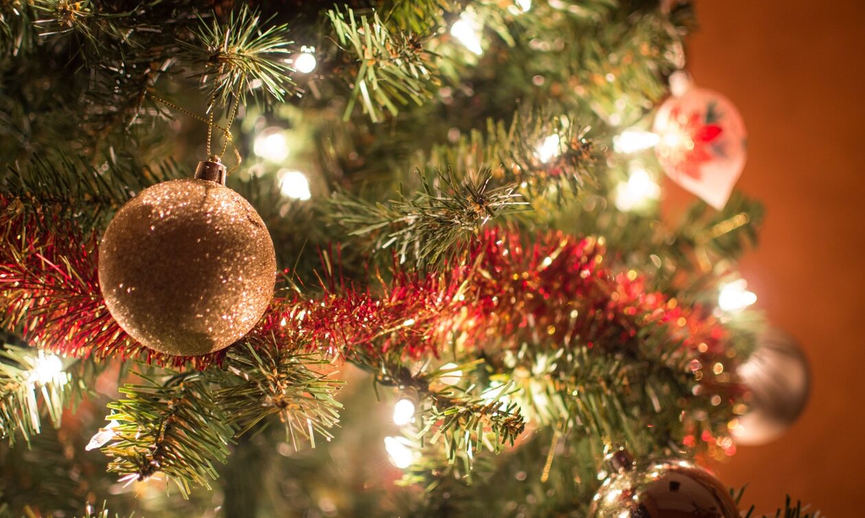 Απίστευτο! Τα λαμπάκια στο χριστουγεννιάτικο δέντρο μειώνουν την ταχύτητα στο σήμα του WiFi