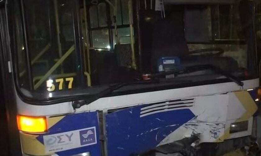 Πειραιάς: Σύγκρουση λεωφορείου με ΙΧ - Χωρίς τις αισθήσεις της ανασύρθηκε μια γυναίκα