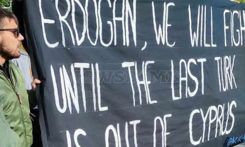 Προσαγωγές Κύπριων φοιτητών έξω από την τουρκική πρεσβεία - Φώναξαν συνθήματα κατά του Ερντογάν