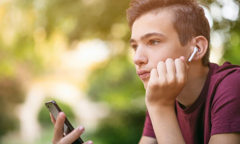 Από τι κινδυνεύουν οι έφηβοι που χρησιμοποιούν πολλές ώρες κινητό