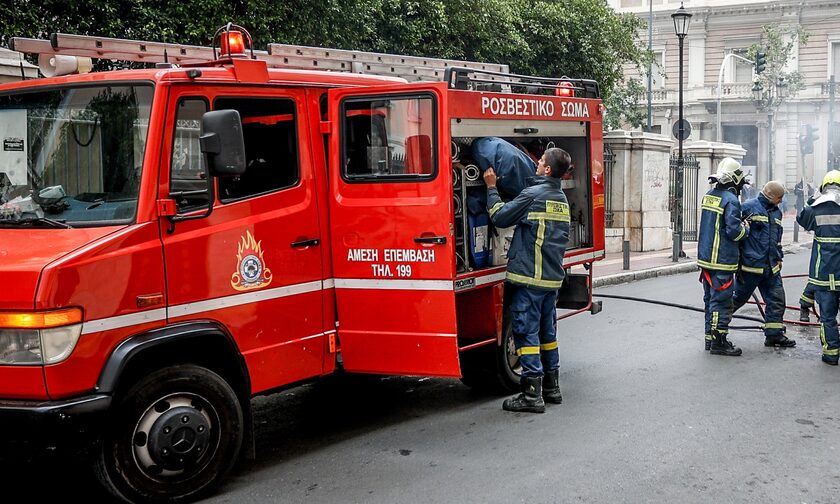 Αθήνα: Χωρίς τις αισθήσεις του ανασύρθηκε άνδρας από φλεγόμενο εγκαταλελειμμένο σπίτι