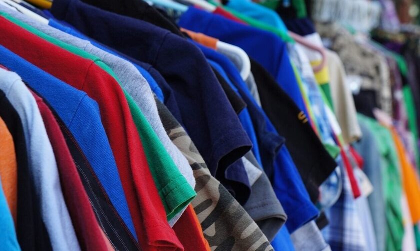 Ακρίβεια: Στα μεταχειρισμένα ρούχα στρέφονται οι καταναλωτές
