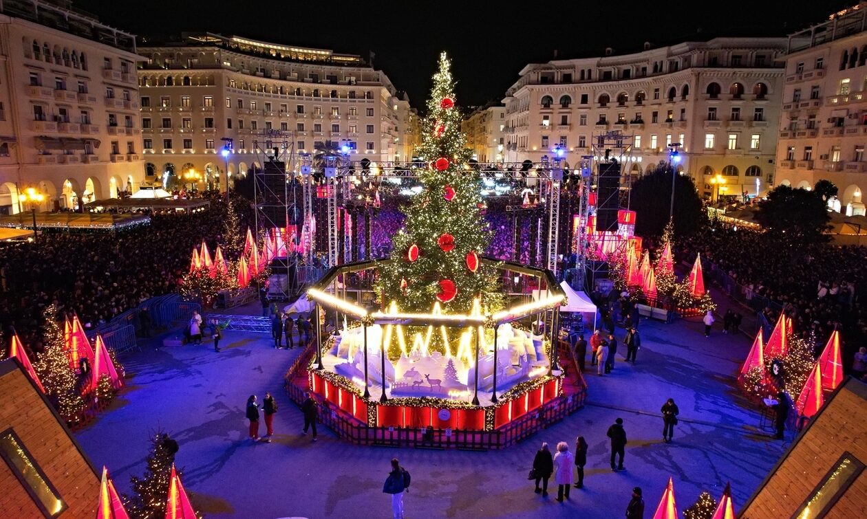 Η Θεσσαλονίκη «φόρεσε» τα γιορτινά της: Φωταγωγήθηκε το δέντρο στην πλατεία Αριστοτέλους