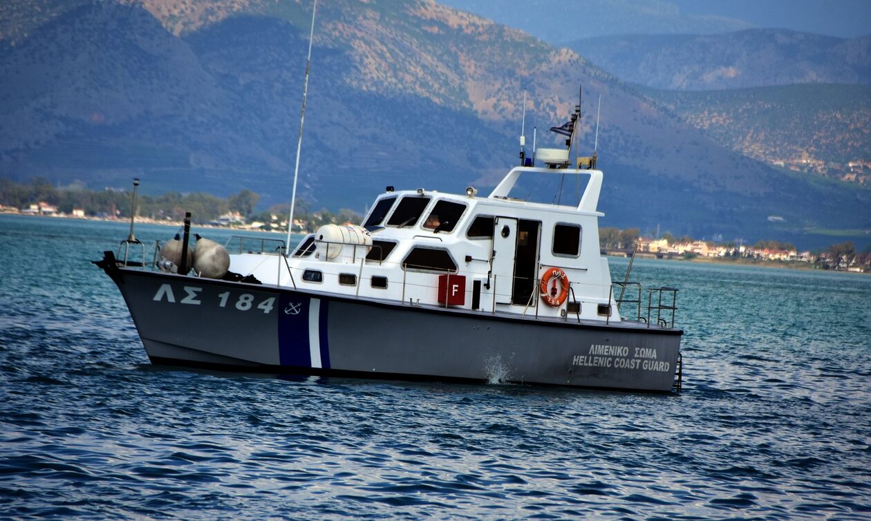 Γαύδος: Επιχείρηση διάσωσης μεταναστών στη θάλασσα - Επέβαιναν σε ξύλινη βάρκα με ισχυρούς ανέμους