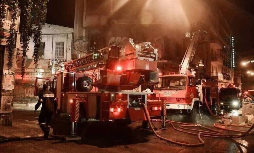 Φωτιά στην Αθήνα: Στις φλόγες δώμα πολυκατοικίας στα Άνω Πατήσια