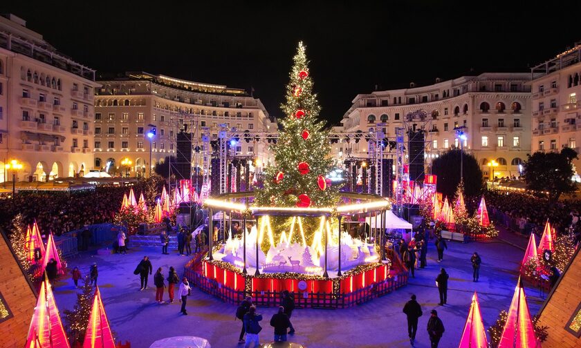 Χριστούγεννα στη στολισμένη Θεσσαλονίκη: Φωταγωγήθηκε το δέντρο με 100.000 λαμπιόνια led