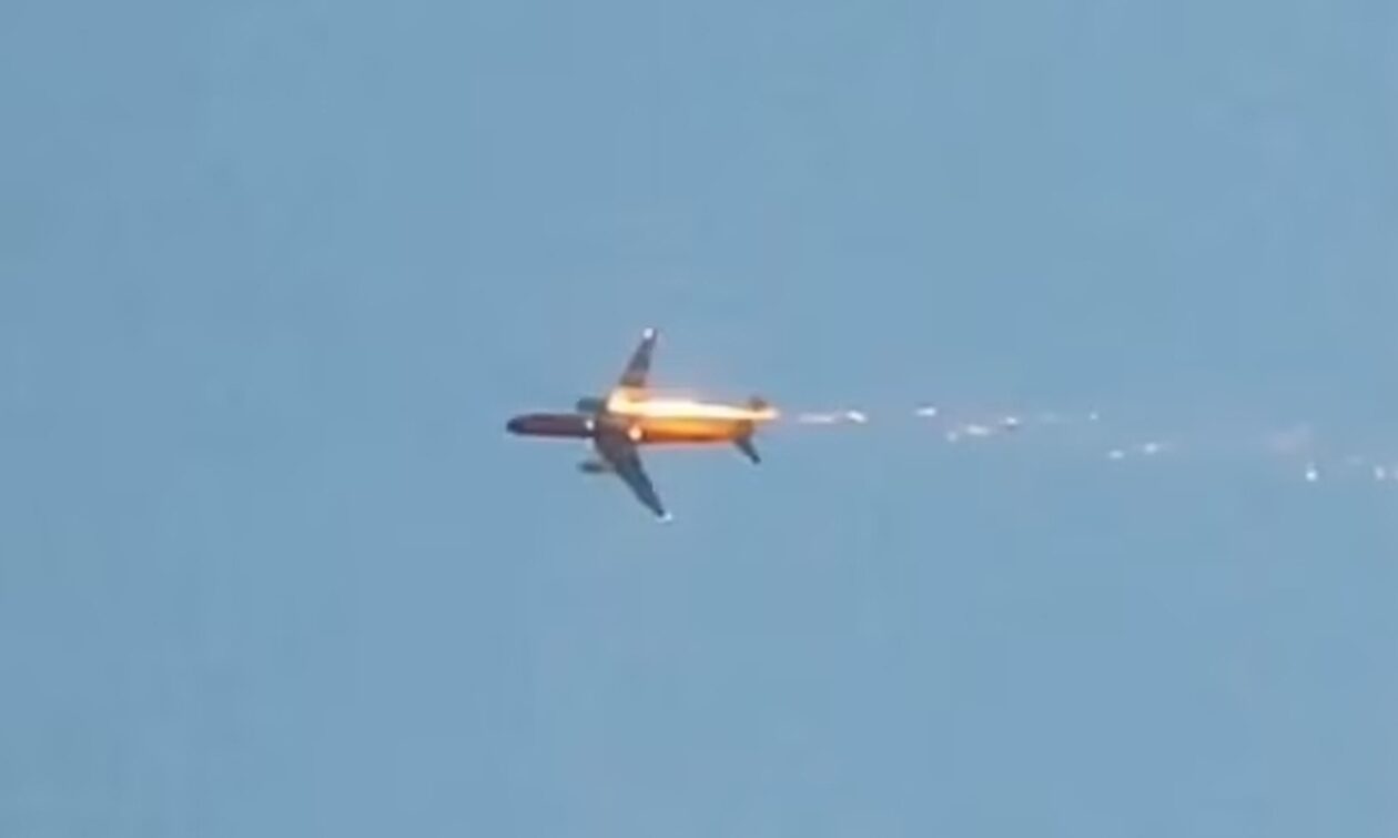 Ρωσία: Σοκαριστικό βίντεο από τη φωτιά σε Boeing 737 ενώ βρίσκεται στον αέρα